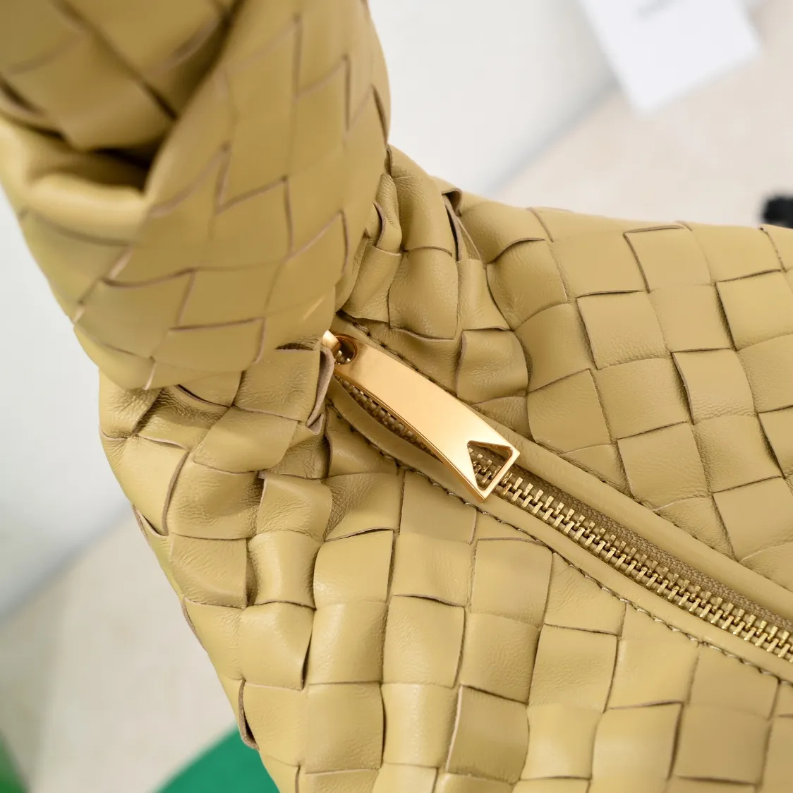Batch 1860 Early spring new products#, cool style, retro style, full of vitality, free and easy, distinctive personality brings multi-layered charm to daily wardrobe~ 🔝The soft and flowing fabric conveys a soft touch# A relaxed and comfortable feeling is newly interpreted in the silhouette· Croissant woven sheepskin Size: Width 40 Height 48 Thick 16 [6698#]